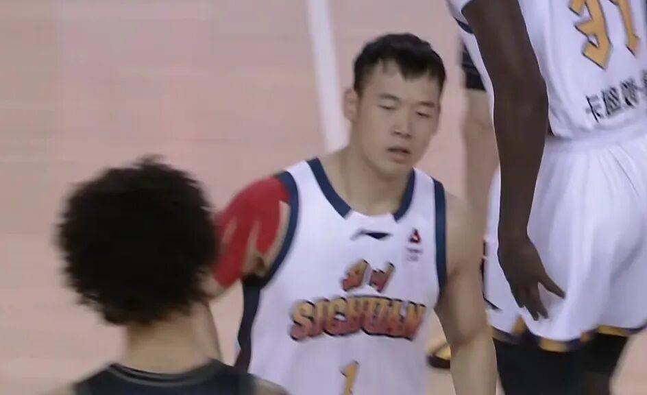 职业联赛困境观察:四川男篮连败背后的重建难题 体育新闻