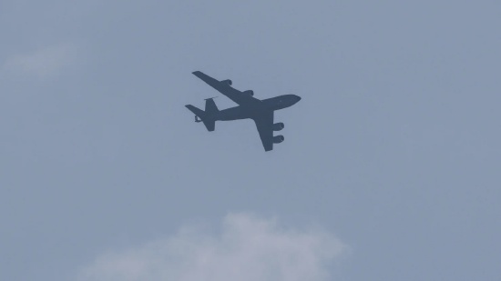  伊拉克上空惊现坠机；美军KC-135非敌火致祸；伊朗强硬表态加剧紧张。 新闻