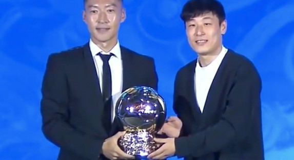 队长吴曦的内心独白:压力来袭时,选择专注本心;申花中场自信满满。 体育新闻