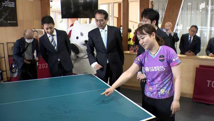  奥运金牌球台捐赠家乡，签名对打重温荣耀瞬间。 体育新闻