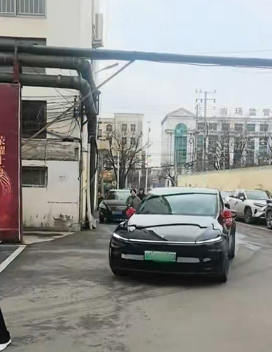  没有繁琐流程；新人极简办婚礼，；亲友齐聚共享温馨时刻。 情感心理