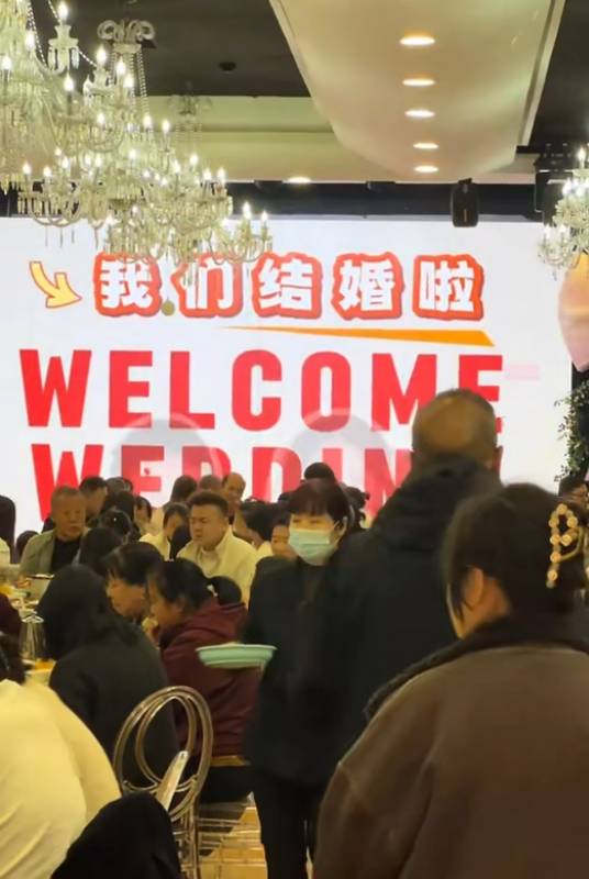  没有繁琐流程；新人极简办婚礼，；亲友齐聚共享温馨时刻。 情感心理