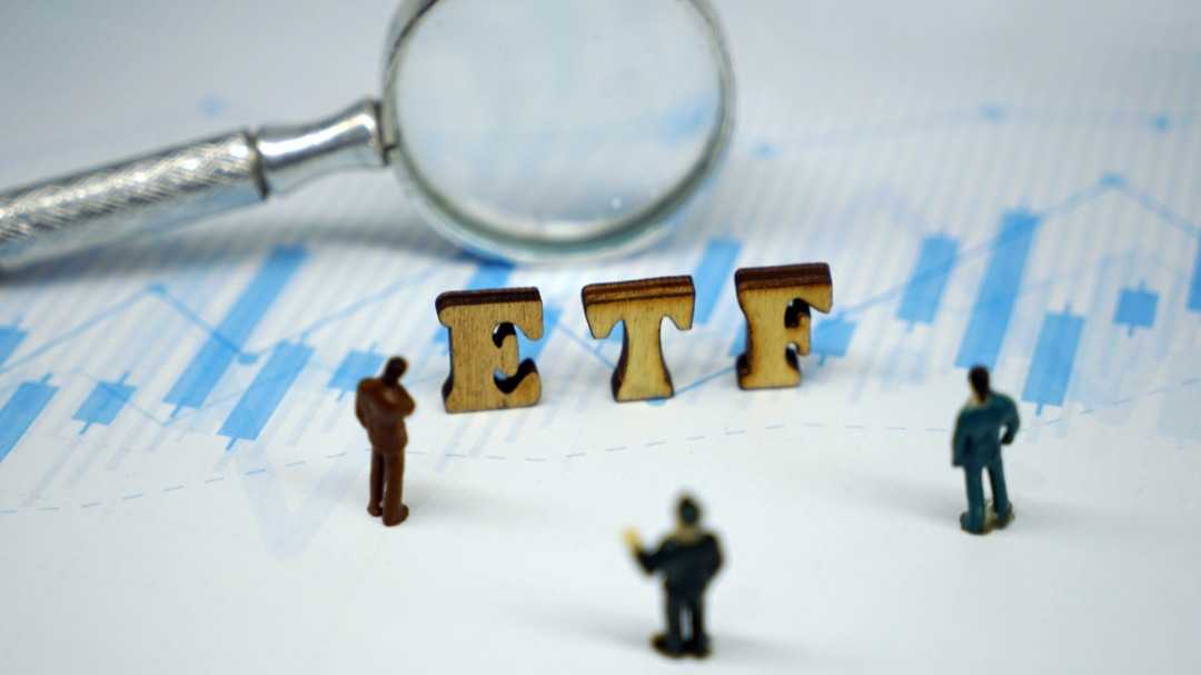  【深海潜流】为何千亿资金在指数阴跌时悄然布局？揭秘A股底部的资金博弈战 股票财经 【深海潜流】为何千亿资金在指数阴跌时悄然布局？揭秘A股底部的资金博弈战 股票财经